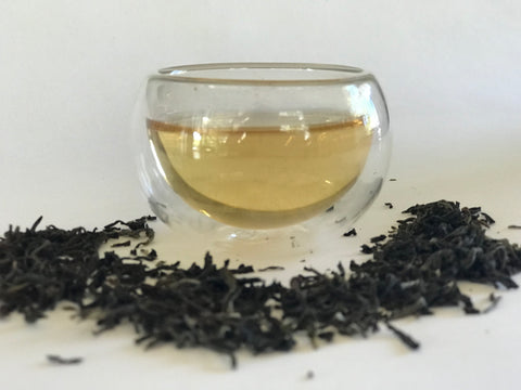 Darjeeling (1st Flush) is known as the 'champagne of teas' because its unique flavour cannot be replicated anywhere in the world. A Chinese tea plant grown in the foothills of the mystical Himalayan ranges (India) with flavours of French grapes. A fragrant & mellow spring tea with sweet vegetal notes & unripe fruity undertones.