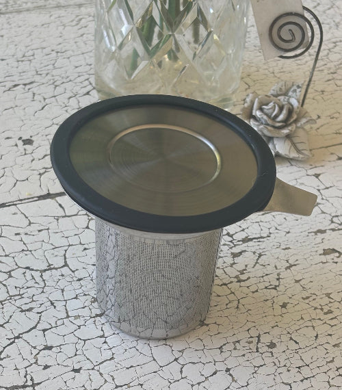 Metal tea infuser with black silicon lid 