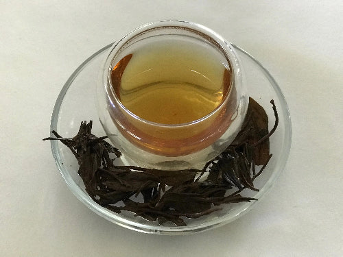 LAPSANG SOUCHONG WILD BLACK TEA is an unsmoked black tea from Tongmu village, China. This unusual semi-wild black tea has an exotic 'Longan fruit" aroma & strong honey & caramel flavour.
